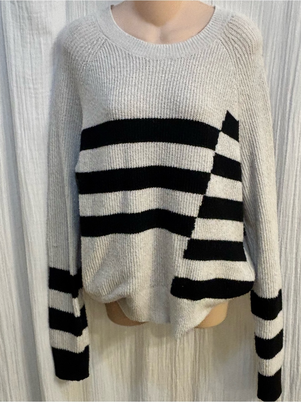 Love, Ellie Women's Striped Knit Pullover Sweater Crewneck Raglan Gray/Black